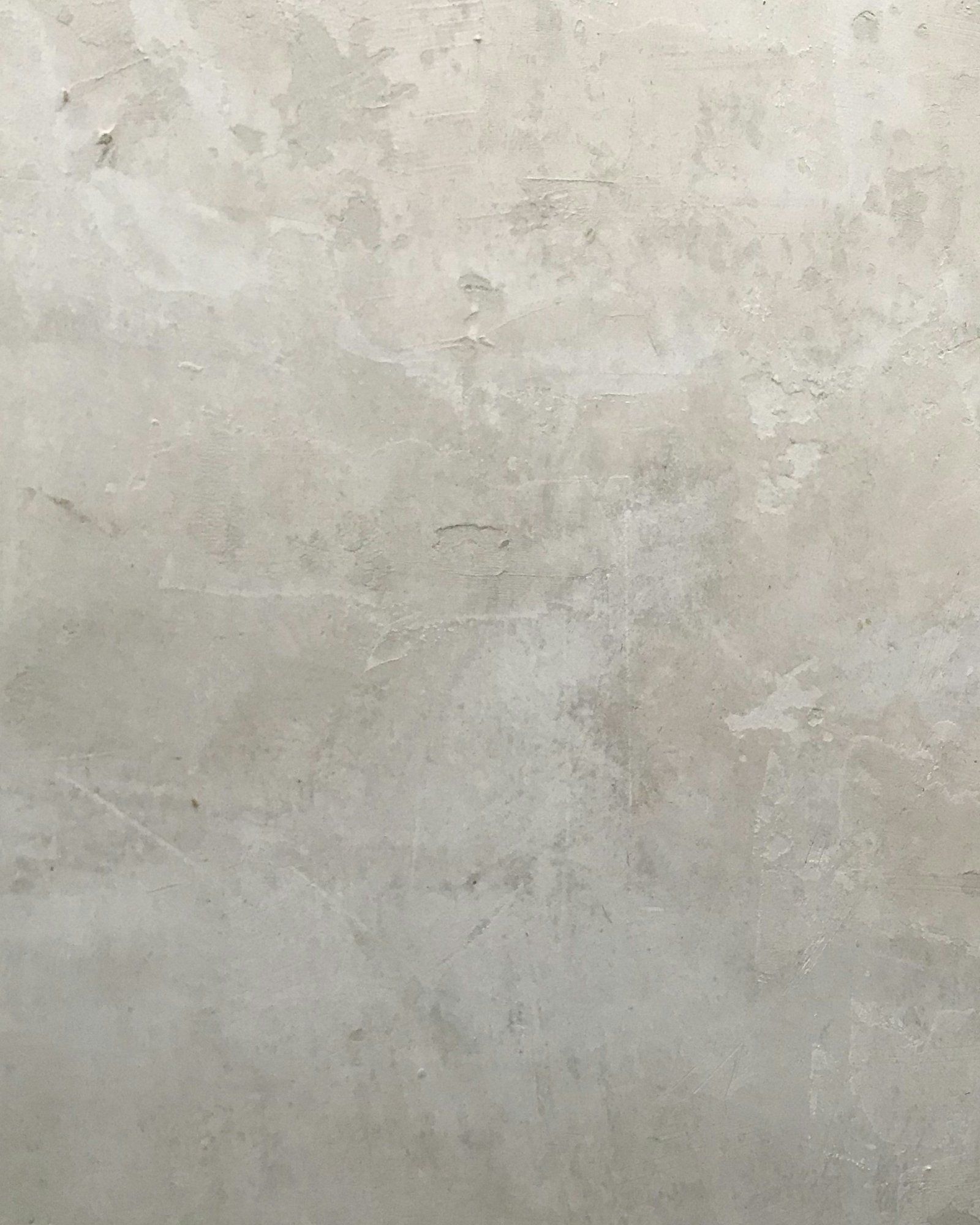 Detail: Kalkputz-Oberfläche, helles Grau, leicht wolkig